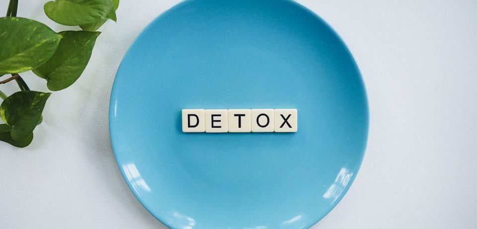 WYPIJAJ TĘ MIKSTURĘ CODZIENNIE PRZED SNEM – OCZYŚCISZ JELITA!